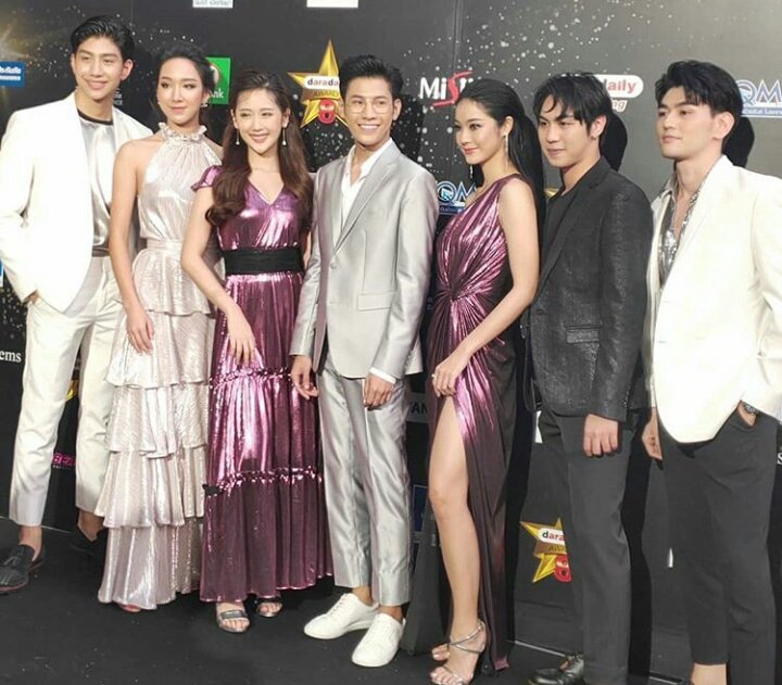 Another short thread about kazz award 2020 with daradaily award 2019!There were so much commotion about Singto's absence that I forgot this! Krist didn't attend daradaily award in Juni 2019 because of a project with Gun in Switzerland so Singto was alone too!See the similarity!