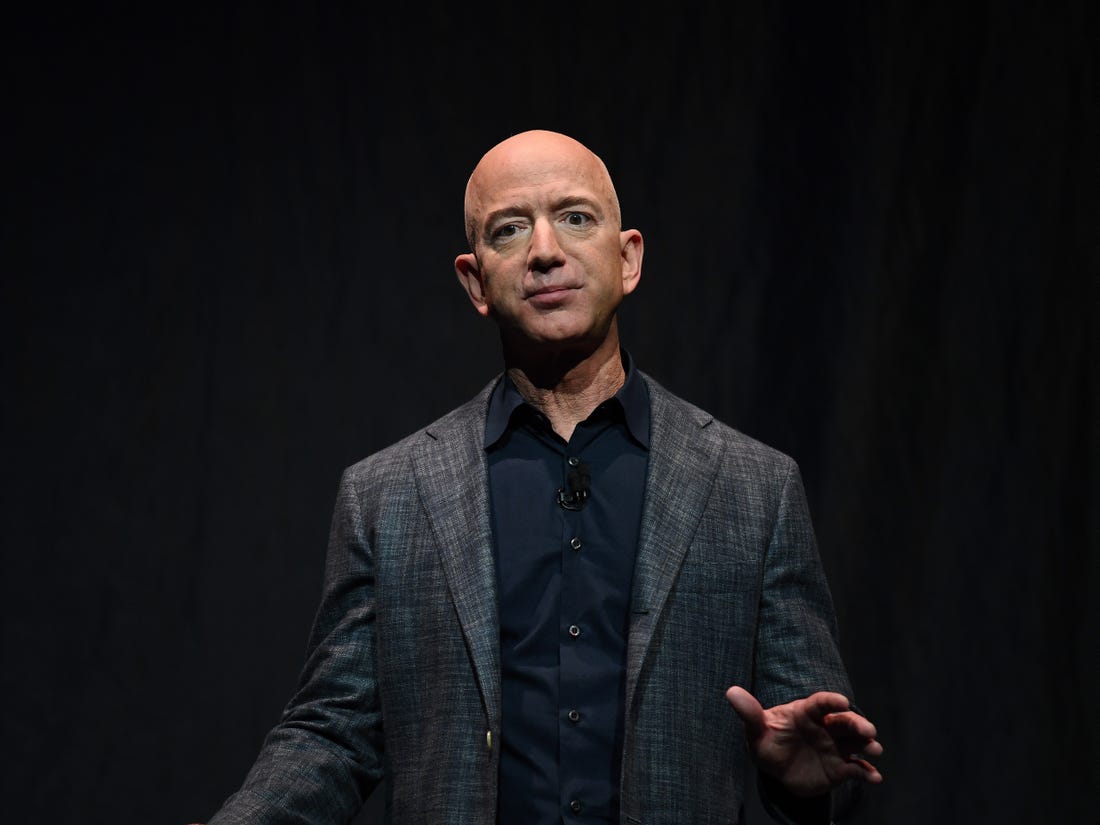 قبل ساعات أصبح "jeffrey bezos" مؤسس شركة أمازون، أول إنسان في التاريخ تتجاوز ثروته 200 مليار دولار.

$200,000,000,000 Wow!!!
