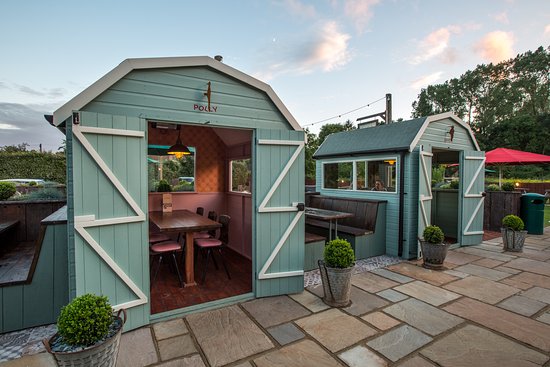 Fisch_Design's tweet photo. Be ready when the nights really start drawing in. These experiential huts &amp; glass houses are perfect in maintaining Social Distancing between groups, giving them a reason to return &amp; something to talk about!
#FischDesign #InteriorDesign #RestaurantDesign #ExternalDesign #Covid https://t.co/SM45d1JJYS