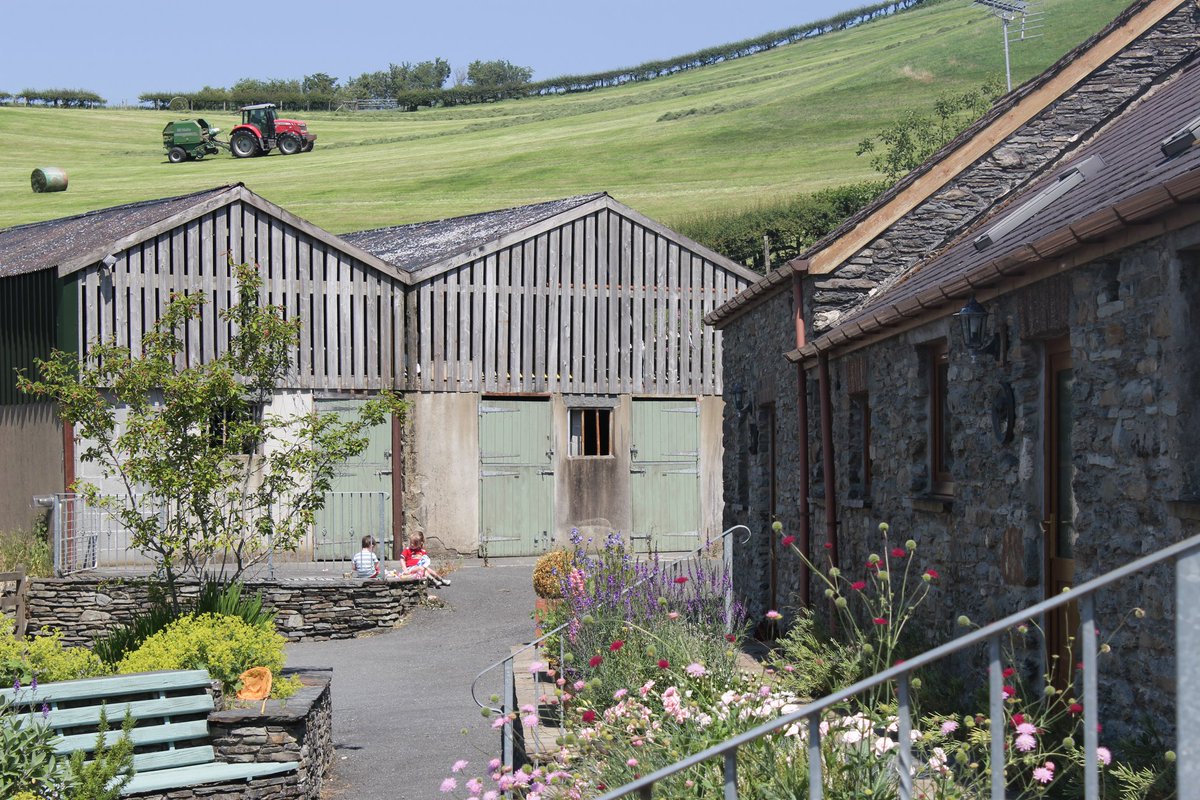 WeAcceptPets's tweet image. Pengwernydd Cottages are based on a family-run farm within the village of Devil's Bridge. Sleeping up to 7 people, the cottages are pet friendly, 5-star rated &amp;amp; perfect for memorable family getaways!
Accepts 🐶 🐱
weacceptpets.co.uk/Ceredigion/4742
#DevilsBridge #Ceredigion #Wales #Holiday
