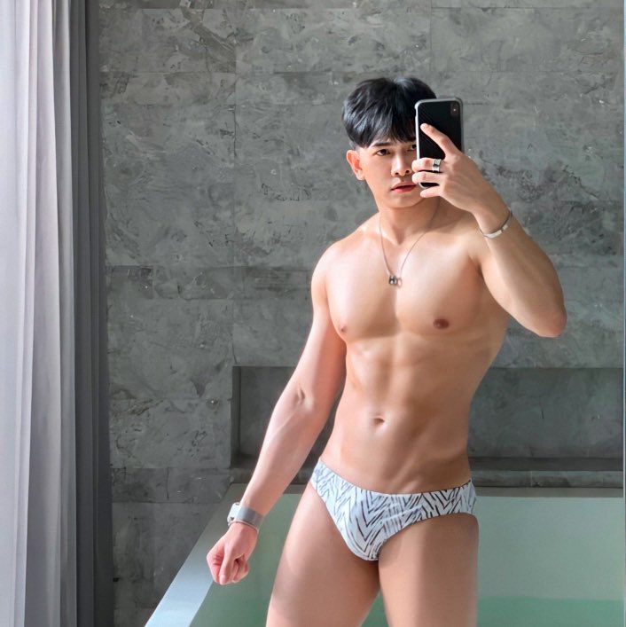 Aoffyisme's tweet photo. กร๊าวใจบ้างป่าว 🤍🖤👅 https://t.co/WiLI1dYyjf
