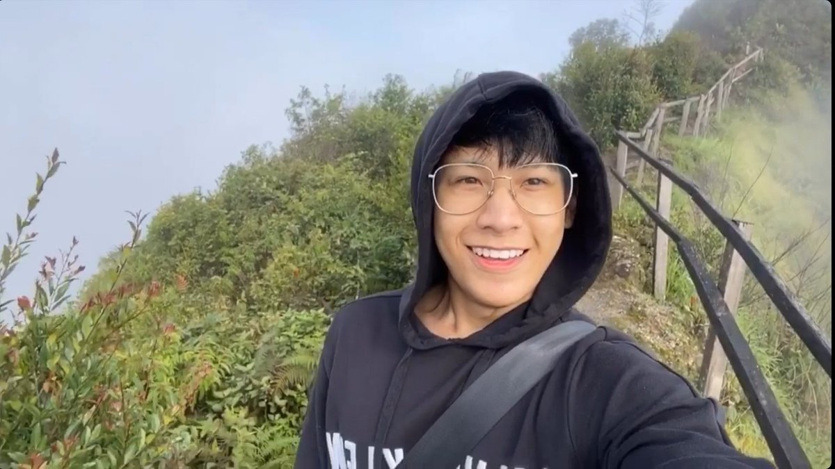 Why can't we act the same for Sing? Why you have to be insecure due to haters words about him & his friend? He deserved a break to enjoy himself after working so hard! Don't forget he's just a human!Look at his bright smile! Isn't it something wonderful that we want him to keep?