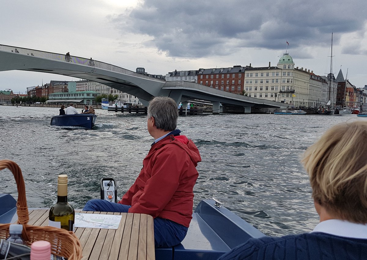 SamtextDenmark's tweet image. Smørrebrød og sejlads i Københavns kanaler er en god kombination! @SamtextDenmark deltog som nyt medlem sammen med bl.a. AiiA Care, @DFDSDK, @cBrainF2, @brightsolar og @GoBoatCPH i NDCC’s (Norwegian-Danish Chamber of Commerce and Culture) sommerarrangement. 
#Oversættere #GoBoat