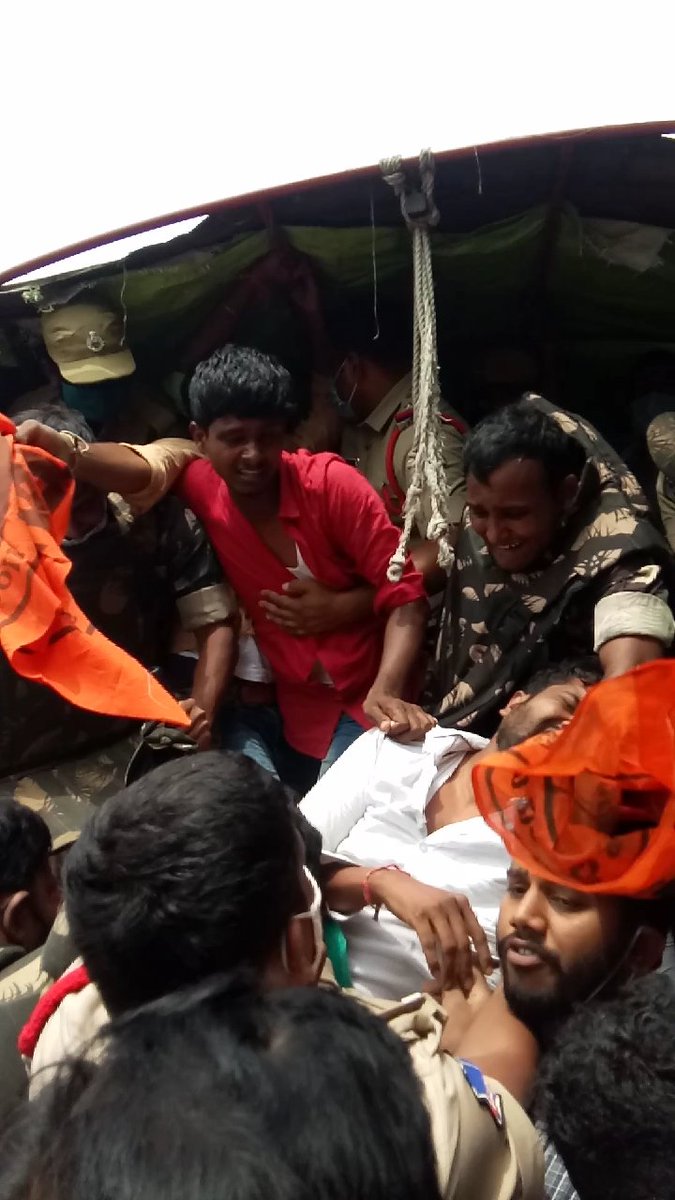 ABVPTelangana's tweet photo. 18 karyakarthas were arrested and criminal cases are booked on them for demanding justice!!
#JusticeForSavitha https://t.co/2U4iucjcLB