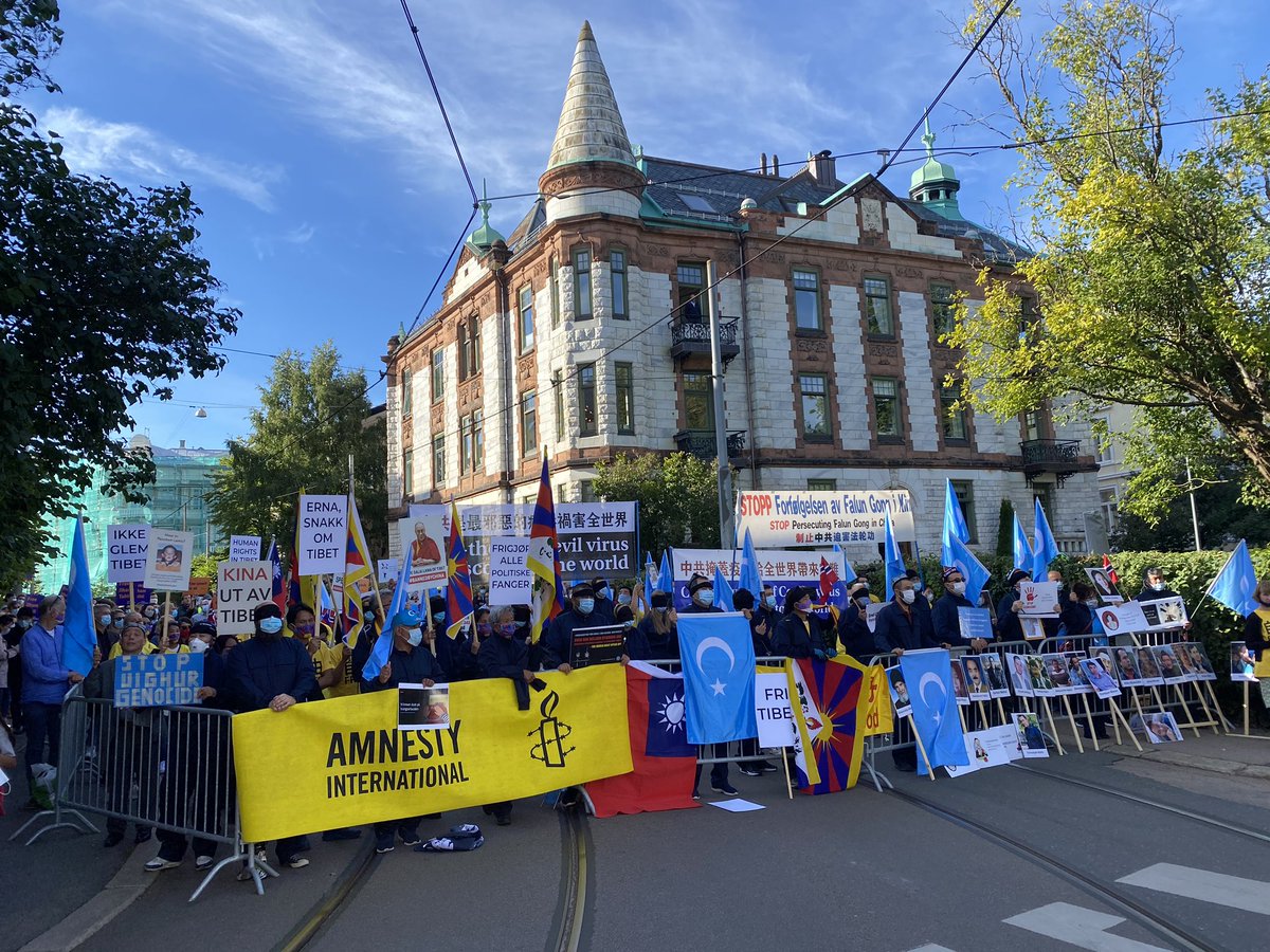 Nå møtes den kinesiske utenriksministeren sin norske kollega inne i statsministerboligen. Veggene er nok såpass tykke at han ikke hører ropene fra demonstrantene i gaten bak.