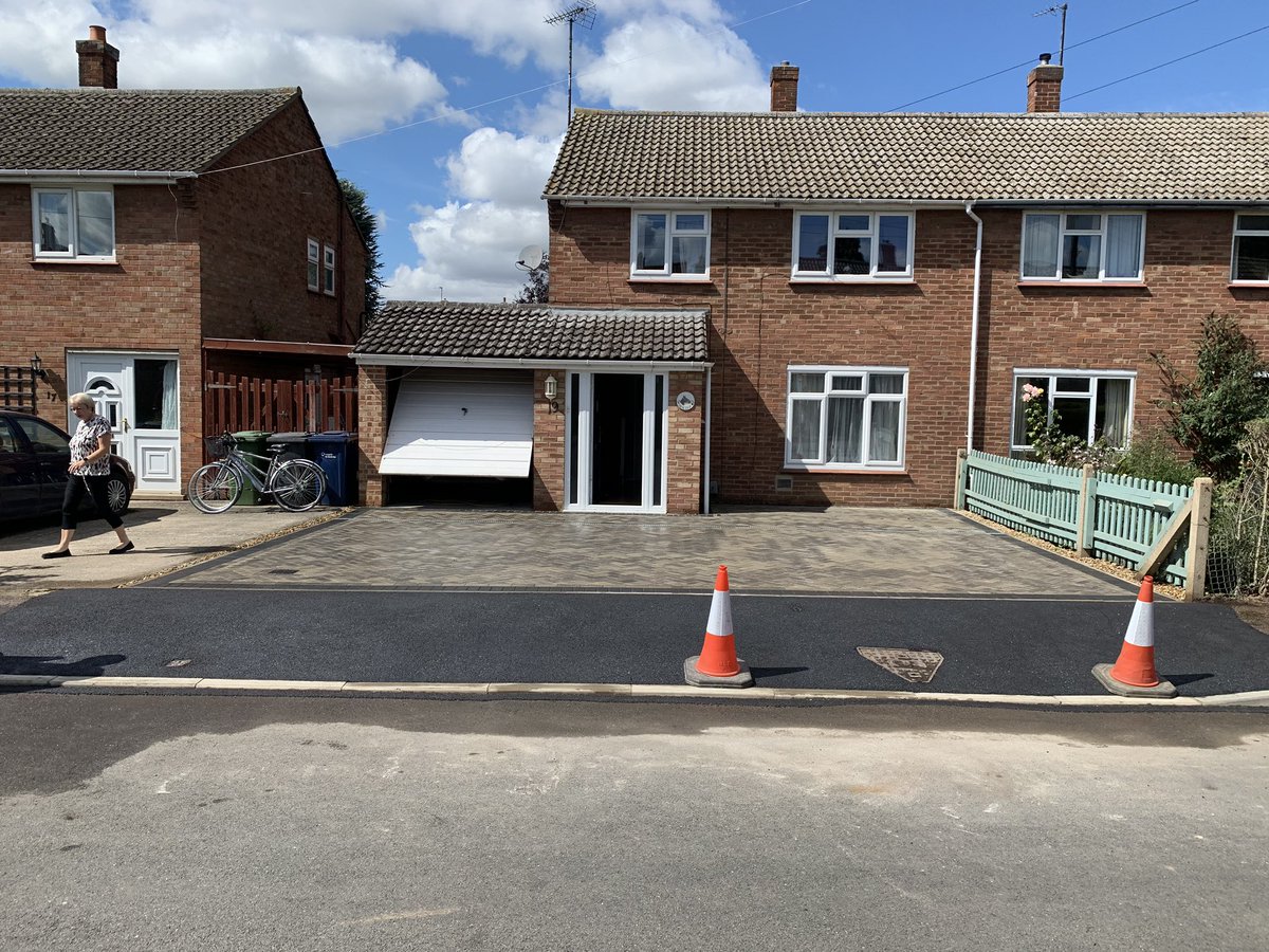 CamBlockPaving's tweet image. Another driveway completed today in Cambridge. We go again...