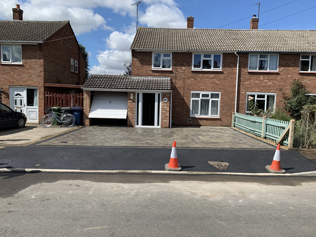 CamBlockPaving's tweet image. Another driveway completed today in Cambridge. We go again...