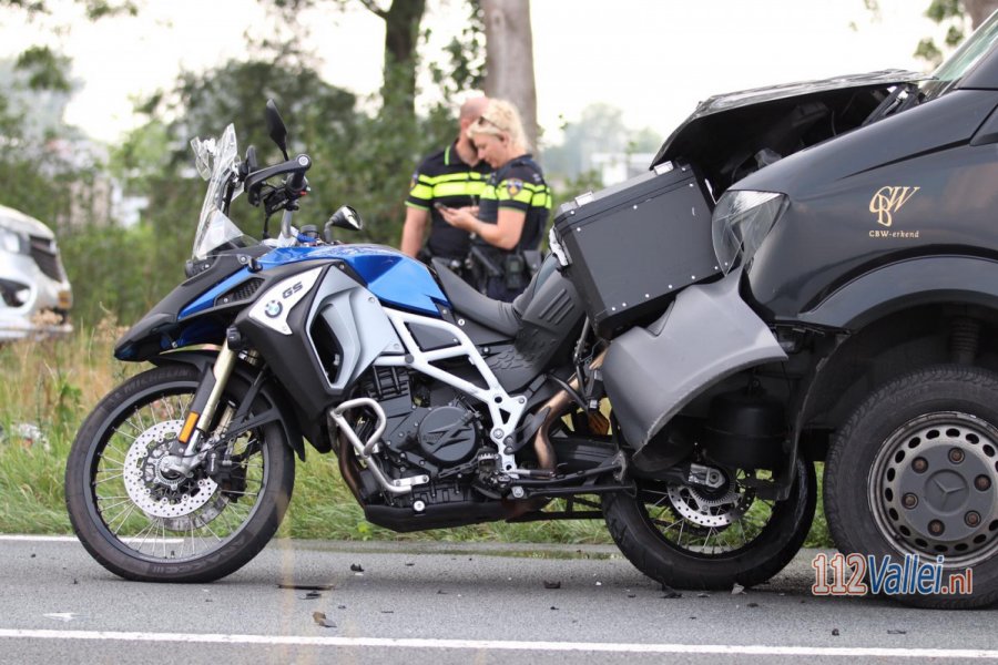 Motorrijder van achteren geramd door bedrijfsbus op de Berencamperweg in #Nijkerk. 112Vallei.