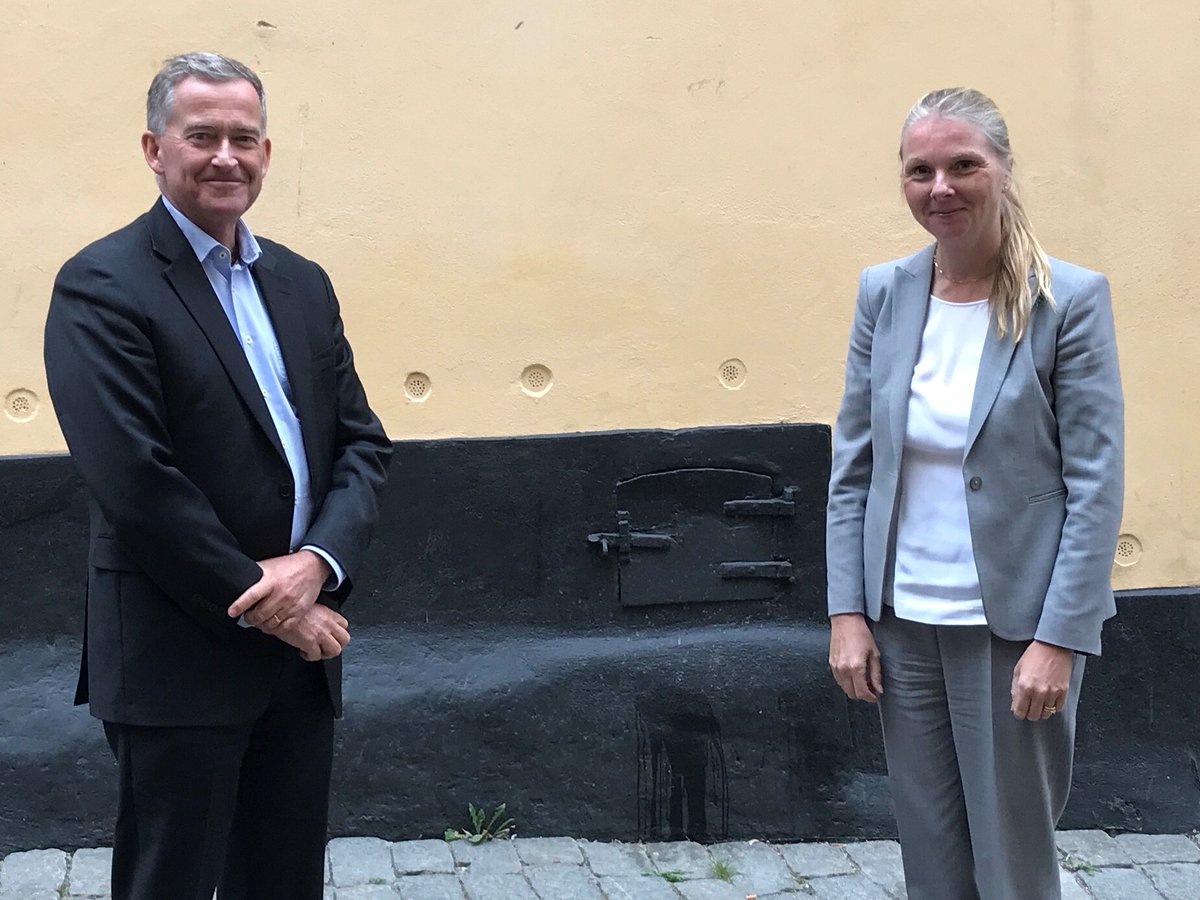 On suuri ilo saada onnitella @NicolaClase’a sopivalta etäisyydeltä nimityksestä Ruotsin Suomen-suurlähettilääksi. Nicola saa yhden Ruotsin ulkoasiainhallinnon hauskimmista ja tärkeimmistä tehtävistä ja joukon mahtavia työtovereita @SveAmbFi! #SWEinFIN