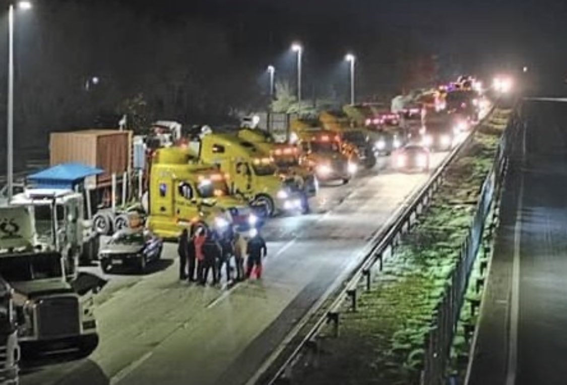 paolachavezcl's tweet image. 🚛 Aquí quienes, burlando normativa sanitaria, en pleno “Toque Queda”, en medio de la pandemia, amenazan al país con desabastecer a las familias.

@Carabdechile les resguarda, en vez de cumplir la ley. Fiel reflejo de la DESIGUALDAD que vive 99% 🇨🇱.

#CamionerosVerguenzaNacional.