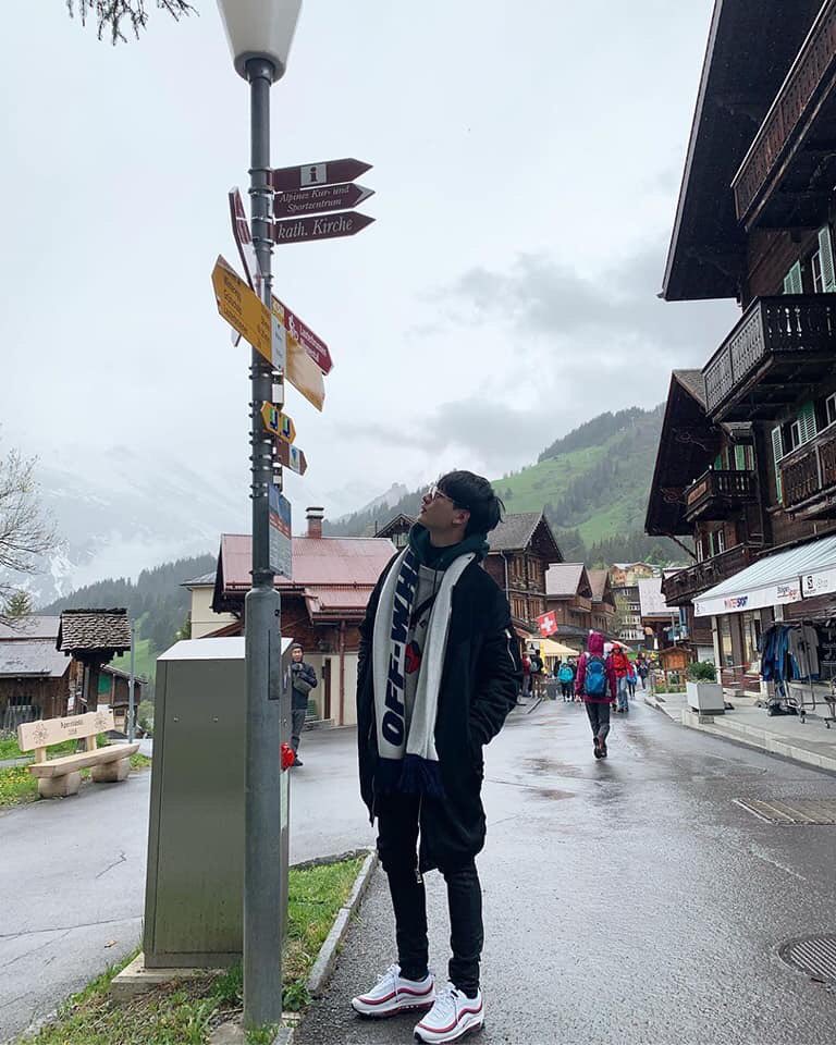 Did you see Krist wearing the shoes Singto has too in Switzerland when he was alone? Singto wore a cross like necklace when he was alone in daradaily award!Krist wore something from Singto to kazz award as he's alone! Sing wore earrings he wears when he's with Kit as he's alone
