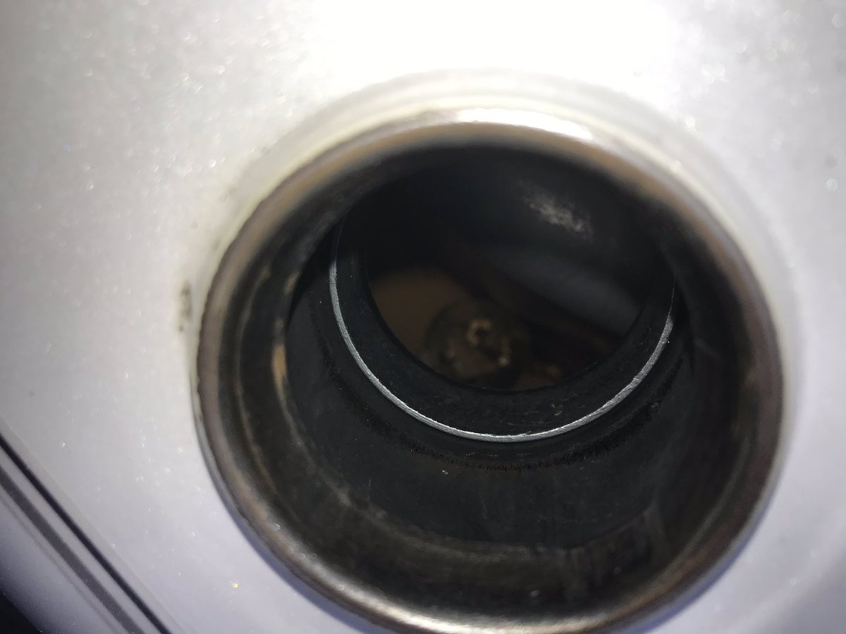 ん？タンクキャップが浮いてるぞ
どういうこと？
アレ…外れたしなんか取れた
え…ウソだろ
タンクの中にキャップの部品らしき物が沈んでる

ええええ〜
こんな事ってあるの？
後日タンク外して救出して組み立てました。
皆さんもキャップのビスの緩み点検したほうがいいですよ。