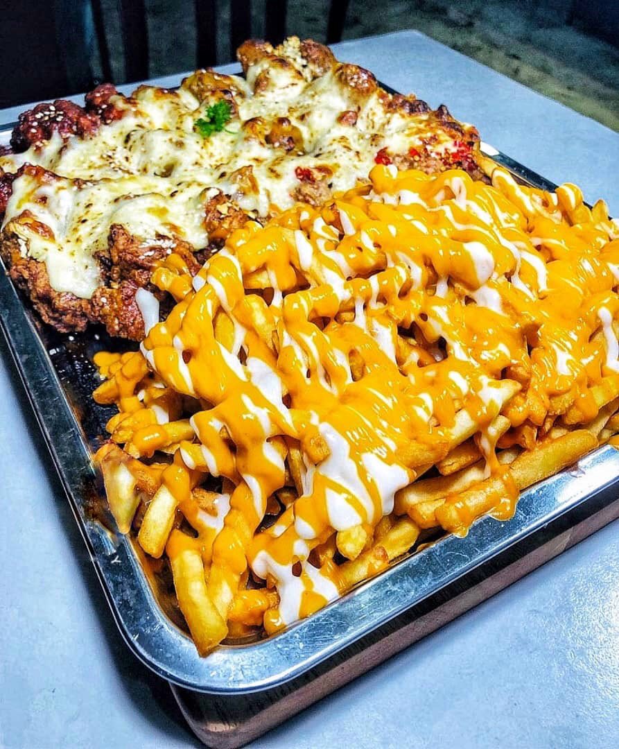 JalanCutiSantai's tweet photo. Ini Ayam ala ala KFRY dgn bajet student dkt laura Medina Cafe😍

Sempena bulan kemerdekaan ni, korang boleh dpt 2 Set Platter Besar dan Free Air tower dgn hanya cuma RM99.00 sahaja! 50 ketul ayam dgn selambak fries dan cheese weyhh!!

Laura Medina Cafe
📍Subang bestari,shah alam https://t.co/xHLDTwJm2d
