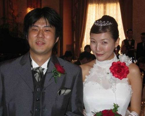 Yasuda ワンピースの尾田先生は舞台でナミ役の方とご結婚されましたし 名探偵コナンの作者青山先生はコナン役の声優さんと結婚したし キングダムの原泰久先生はファンのアイドルとお付き合いをしてる 人気作品の作家さんって凄いですね T Co