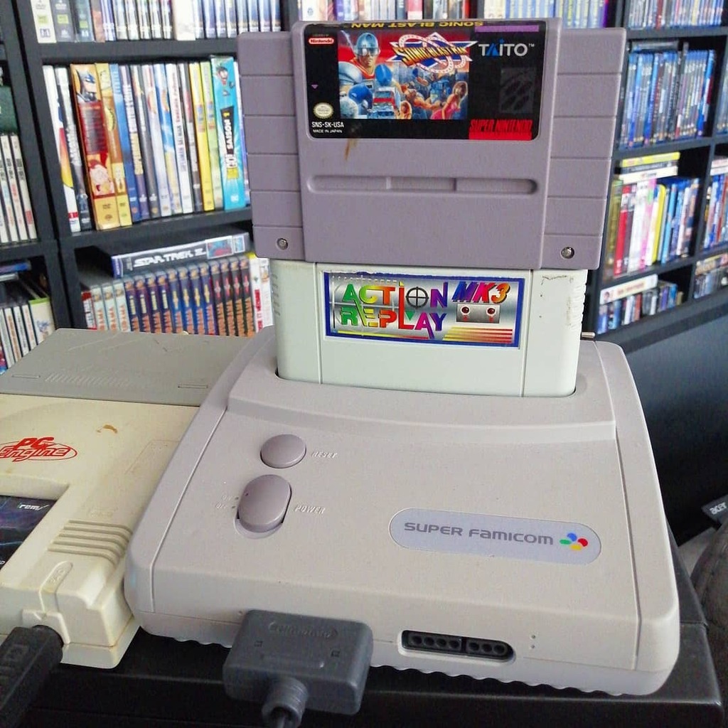 Freakazoid999's tweet photo. Pas beau mais bien pratique ^^ #sonicblastman #taito #superfamicom #sufami #superfamicomjr #supernes #nintendo #snes #supernintendo #beatemup #arcade #retrocollective #retrogaming #classicgaming #ソニックブラストマン #actionreplay https://t.co/8xSCIN1vnL