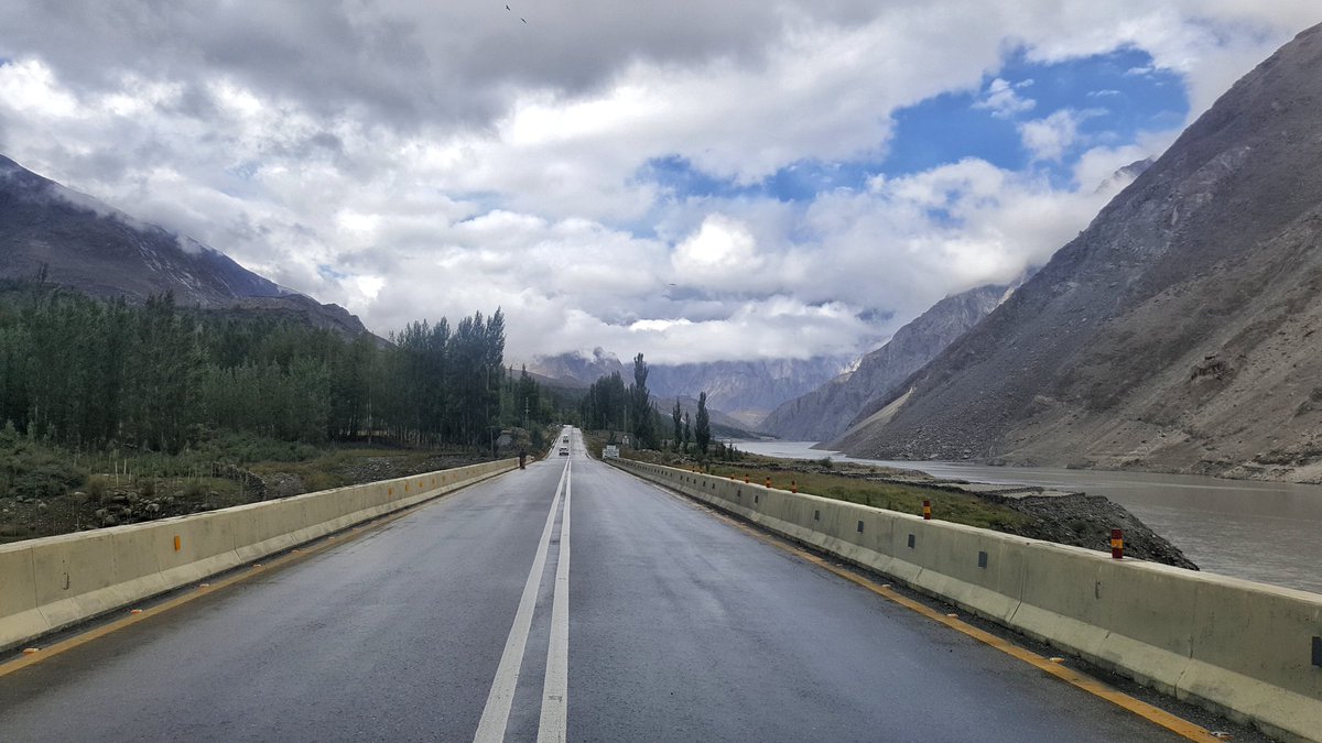 Kasmalo9's tweet photo. Mesmerising views of Gojal Hunza after two days of consecutive rainfall.

#RainyDay #Hunza #GilgitBaltistan #Views https://t.co/3lziPoM5GX