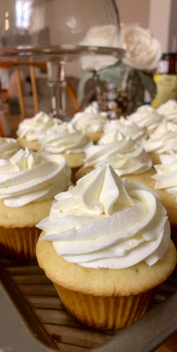 GinaluvzNYY's tweet image. Last night’s cakes 🧁 
#CupcakesAf 😁

#LemonCupcakes #GiantChocolateAndChocolateCupcake