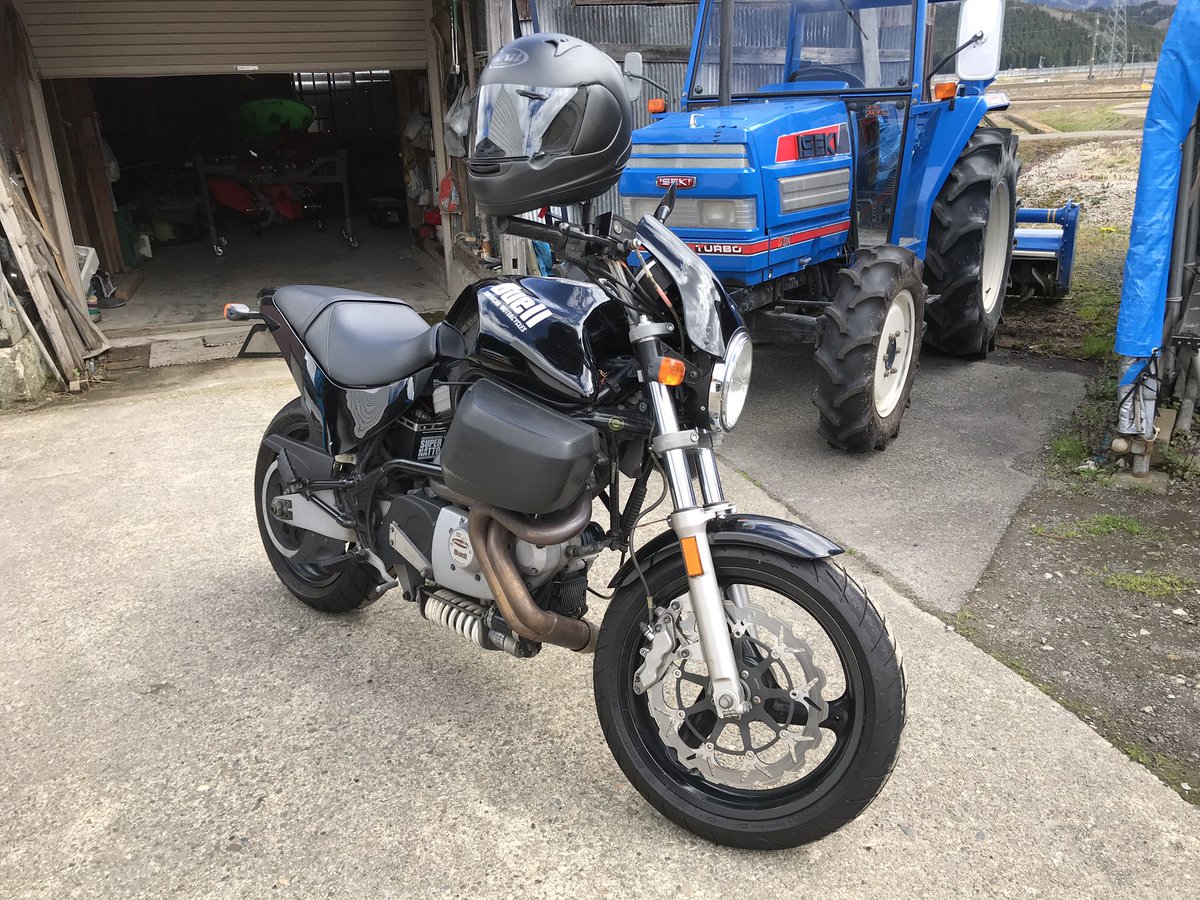 kohtamu's tweet photo. I Love Arai.ビューエル’00にGothトラッカーからのアストロIQ。カラーはマットブラック一択。ハイパーTは橙色(^^)b #Arai #アライヘルメット #AstroIQ #Buell https://t.co/CHV9jmW4It