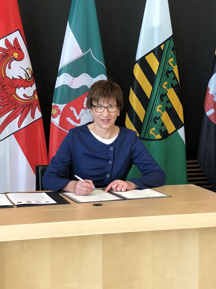 Ministerin Kathrin Schneider hat die Bund Länder Vereinbarung zur Durchführung des Strukturstärkungsgesetz im #BMWI mit den anderen Braunkohleländern unterzeichnet. Der Startschuss für die Zukunft der #lausitz ist gesetzt!