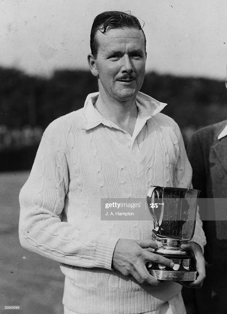 1 : Bon celui là on en est pas sûr, mais je me sens un peu obligé de le mettre tant il semble improbable. En 1946, lors du tournoi de Surrey, Jack Harper bat J.Sandiford 6-0 6-0 en... 18 minutes. Il n’aurait d’ailleurs concédé qu’un seul point durant le match.