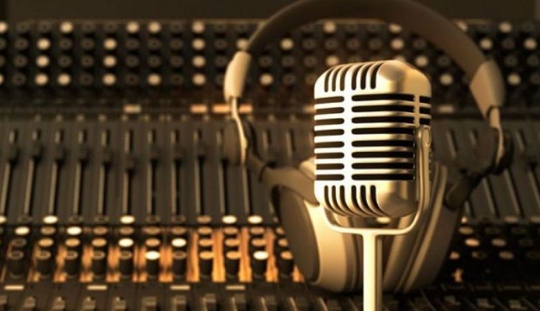 ¡¡¡LA RADIO ARGENTINA CUMPLE HOY 100 AÑOS!!!

📻🎙 El 27/8/1920  Enrique Susini, César Guerrico, Luis Romero Carranza y Miguel Mujica dieron inicio a la Radiofonía Argentina cuando transmitieron la ópera Parsifal desde la terraza del Teatro Coliseo.Feliz día y por muchos más!!!