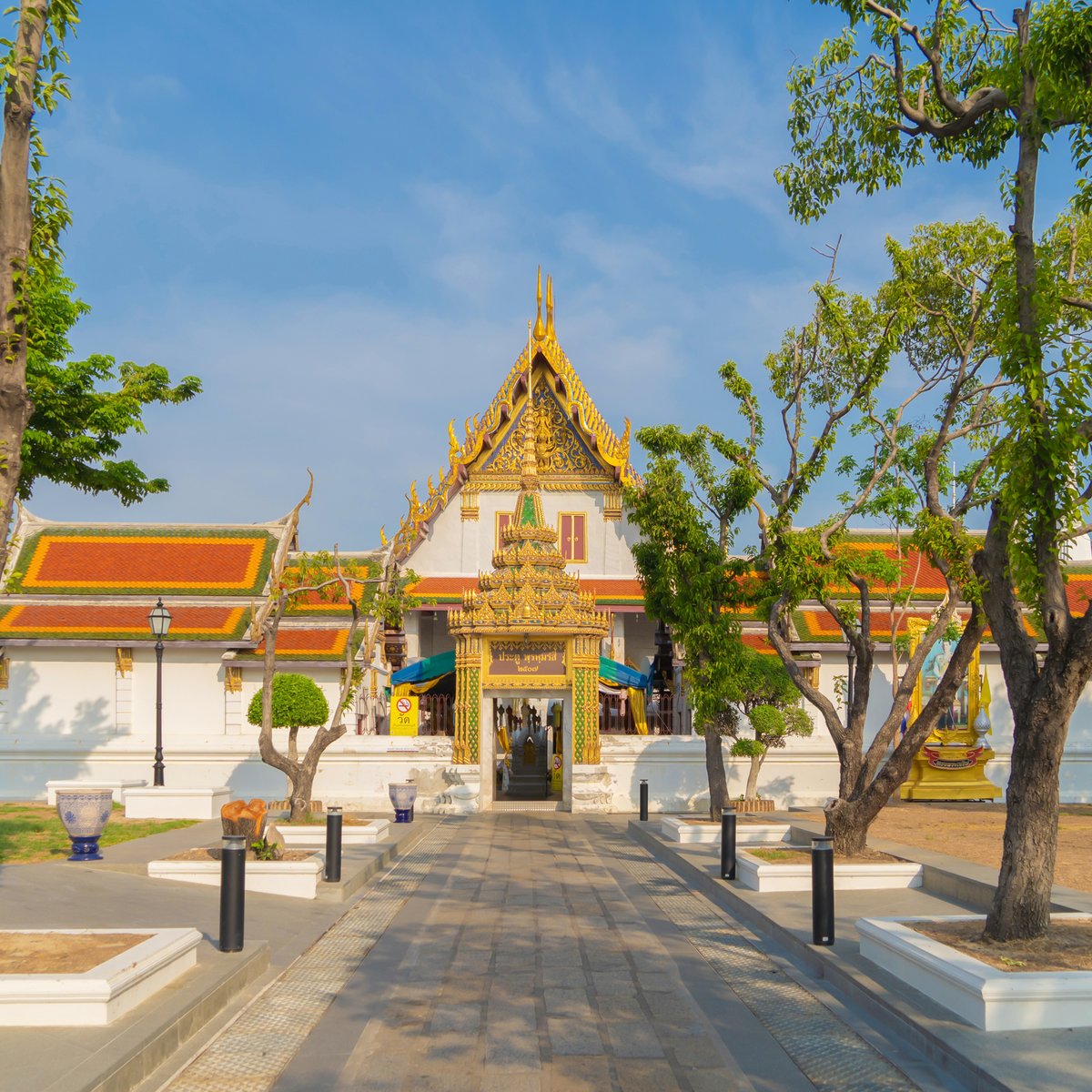 #WatRakhang is a second-class #royalmonastery located in #Thonburi, on the west bank of #ChaoPhrayaRiver.

📷 instagram.com/p/CEYz_07BhI1/

#discoveringbangkok #templeofthebells #bangkoksights #templesofbangkok #ไหว้พระ9วัด #bangkoklandmark #tourismauthorityofthailand #sirirajhospital