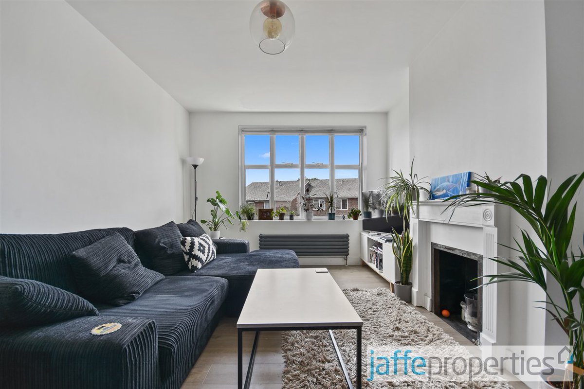 A bright &amp; spacious (625 SQ FT) one bedroom apartment offered in great condition and situated within a purpose-built block located a short-walk from the array of cafe, shops,...

WEST END LANE, NW6 | £450,000

View property details - click here: cstu.io/454066