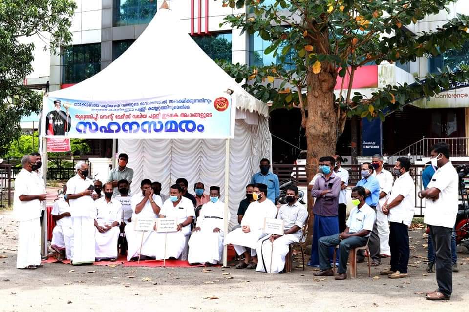 liz_ninan's tweet photo. യാക്കോബായ സഭക്കെതിരെയുള്ള   പോലീസ് അതിക്രമങ്ങൾക്കും  പളളി പിടിത്തത്തിനും എതിരെ  തുരുത്തിപ്ലി സെന്റ് മേരീസ് യാക്കോബായ സുറിയാനി  പള്ളിയുടെ നേതൃത്വത്തിൽ സഹന സമരം തുടരുന്നു.
 സമരത്തിന് ഐക്യദാർഢ്യവുമായി ബി.ജെ.പി ദേശീയ നിർവ്വാഹക സമിതി അംഗം പി എം വേലായുധൻ സംസാരിച്ചു #JusticeForJacobites https://t.co/7WdVk9rzgx