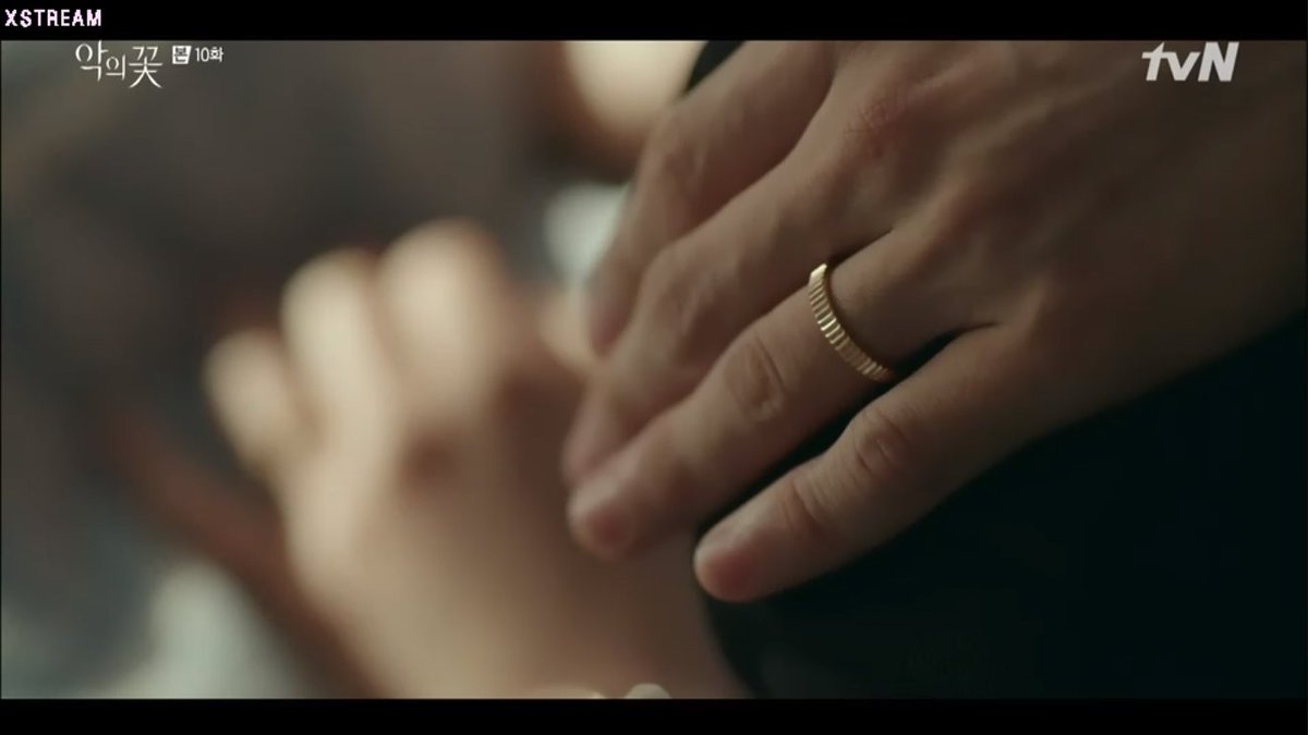 Hyunsoo looks so relieved when he saw Jiwon wearing her wedding ring   #MoonChaeWon  #LeeJoonGi  #FlowerOfEvil