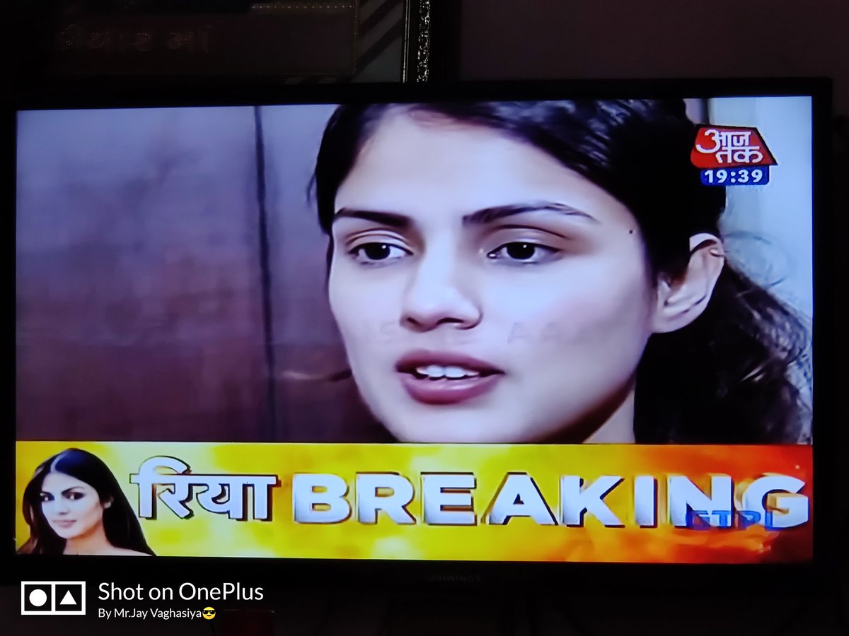 ModifiedJay's tweet photo. जूठे आंसू बहाने के वक़्त @Tweet2Rhea के चेहरे पर कैमरा ज़ूम कर के क्या साबित करना चाहते है ??
@shwetasinghkirt
@anky1912
@aajtak
@Republic_Bharat 

#BoycottIndiaToday 
#BoycottAajtak https://t.co/cGzytHwzAp
