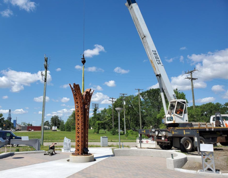Check out these progress photos of the sculpture being installed at Fort Street Bridge Park in Southwest Detroit: motorcities.org/fortstreet @motorcities #CommunityBenefits