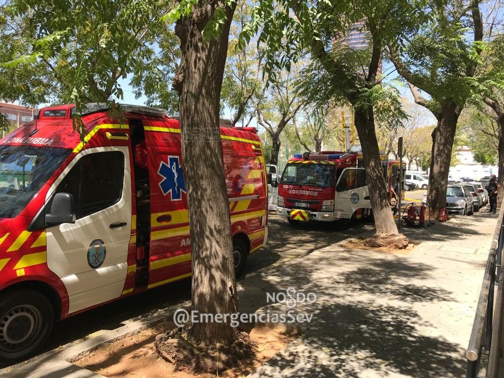 Asistencia sanitaria coordinada entre #Epes061 y el equipo de sanitarios de #Bomberos que se desplaza en cada salida con el dispositivo de intervención.
📸<a href="/carhursol/">Carmen</a> 
#Gobernación <a href="/Ayto_Sevilla/">Ayuntamiento de Sevilla</a>