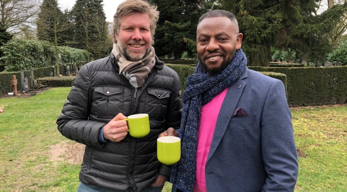 Nadat Mukeba uit Congo is gevlucht en met zijn kinderen is herenigd, belooft hij ze dat ze nooit meer hoeven te vrezen voor hun leven. Hoe anders loopt het als zijn dochter Madeleine op schoolkamp verdrinkt.

Vanmorgen is hij opnieuw te zien in Ik mis je, om 08:55 uur op NPO2.