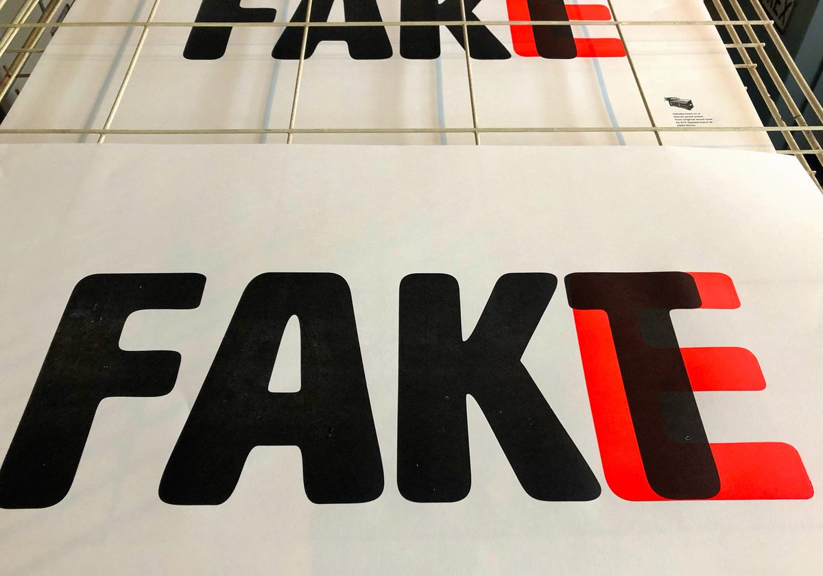 Nur ein Buchstabe (und ein wenig Leuchtfarbe) unterscheidet gut von böse. #letterpress #woodtype ⁦<a href="/galeriep98a/">Hacking Gutenberg p98a</a>⁩