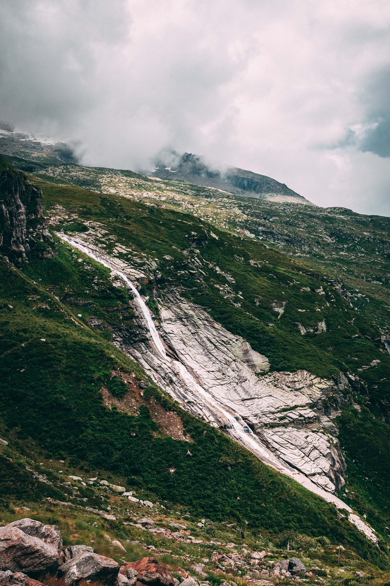 Cascata tanto affascinante quanto pericolosa 😂📸😵 

Scendendo dal Rifugio Barba Ferrero, Valsesia 🇮🇹
#waterfall #italy