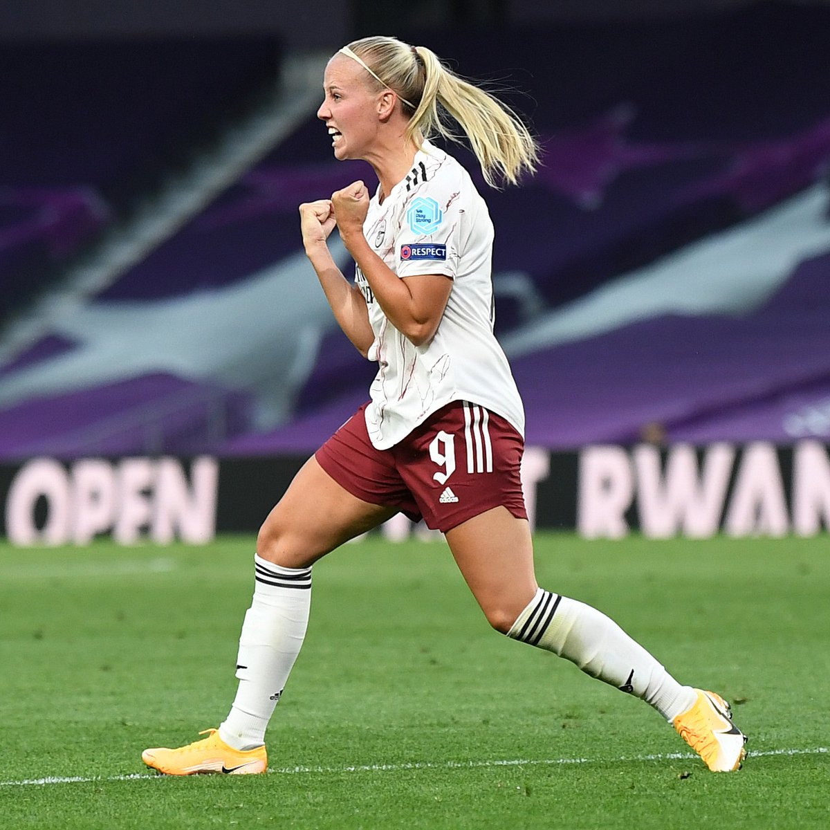 🔥 @BMeado9 scored our first and last goal of the 2019/20 season 🔥 ⚽️0️⃣1️⃣🆚 @westhamwomen ⚽️9️⃣3️⃣🆚 @PSG_Feminines