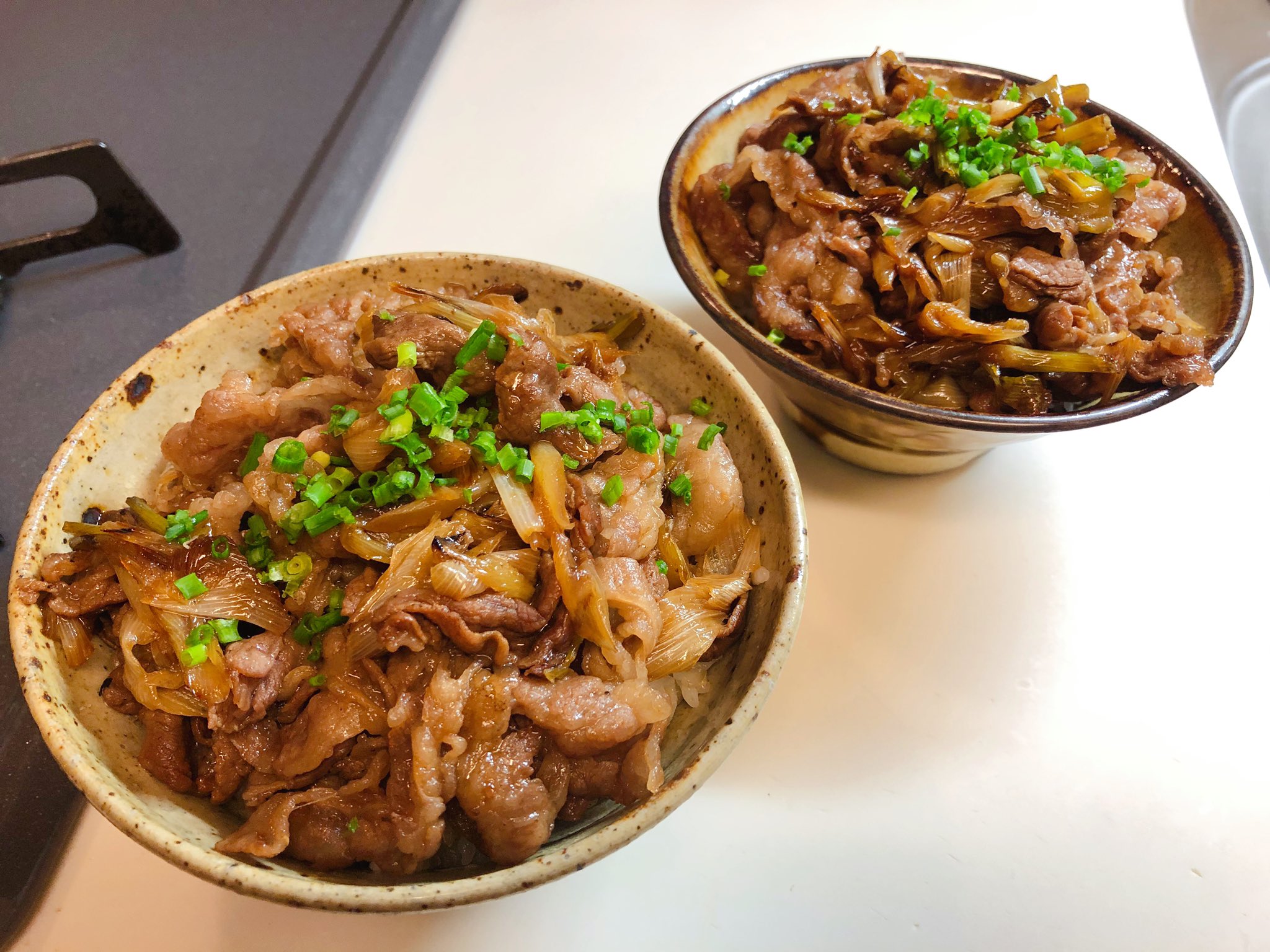 おりえ 23カレンダー発売中 葱が大量にあるので葱牛丼にした 600w3分チンした葱を牛脂 で炒めて 焦げ目が付くくらい焼いたら 牛肉投入 肉の色が変わってきたら酒みりん醤油各大さじ2ずつを煮詰めてご飯にどーん 夫が いい匂いだ ってはしゃいで おりえ 23カレンダー発売中 葱が大量にあるので葱牛丼にした 600w3分チンした葱を牛脂 で炒めて 焦げ目が付くくらい焼いたら 牛肉投入 肉の色が変わってきたら酒みりん醤油各大さじ2ずつを煮詰めてご飯にどーん 夫が いい匂いだ ってはしゃいで