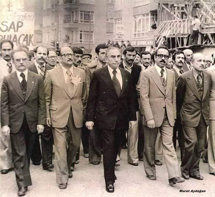 Benimle dava arkadaşlığı edecekseniz
Öncelikle yüksek vasıflı Türk olmanız gerekmektedir. (Alparslan Türkeş)