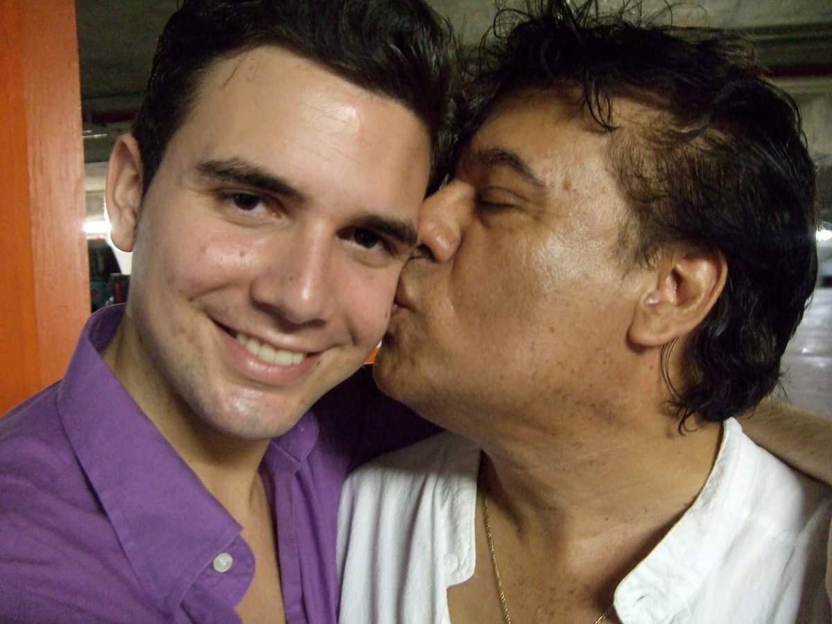 soyyosantaella's tweet photo. No importa que no esté yo: Alberto Aguilera. Siempre estará contigo Juan Gabriel a través de mis canciones. #JuanGabriel #JasDevael #Elconsentido #MiamigoJuan #eldivodejuarez https://t.co/g5zVYyoycN