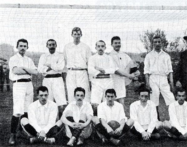 Em 1893 surgiu o VfB Leipzig, um dos primeiros clubes de futebol na Europa Continental. Logo na 1ª edição do campeonato alemão, em 1903, o VfB sagrou-se campeão ao bater o time tcheco DFC Prag na final por 7x2. O DFC, apesar de não ser sediado na Alemanha, era um time de alemães.
