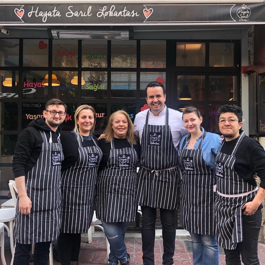 kesingidilmeli's tweet photo. Beyoğlu, Hayata Sarıl Lokantası’nda evsizler için yemek dağıtmaya kesin gitmelisin😇 https://t.co/H94uYAnt5f