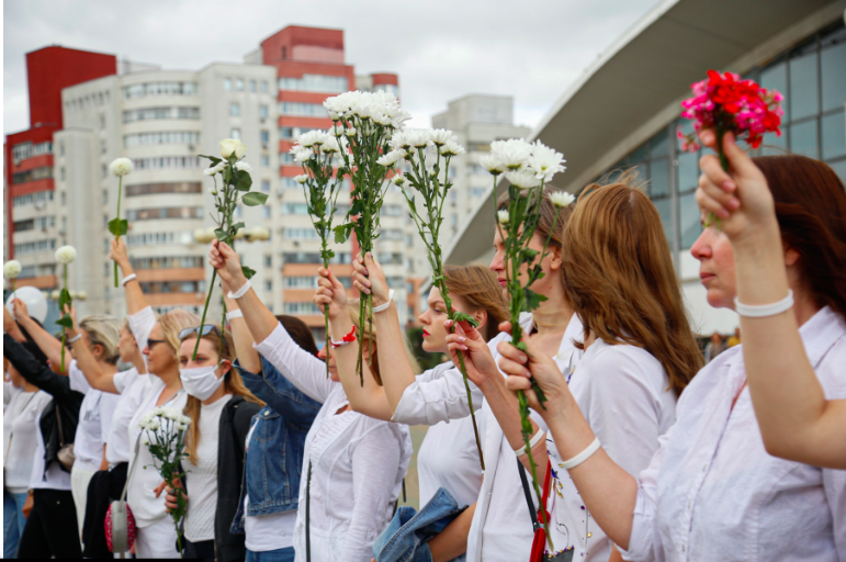 THREAD on spontaneous female solidarity chains 3 nights after elections in  #Belarus => based on my observations & some interviews with women1) Solidarity chains were NOT organised by one person/structure, this idea was born by several women groups independently from each other