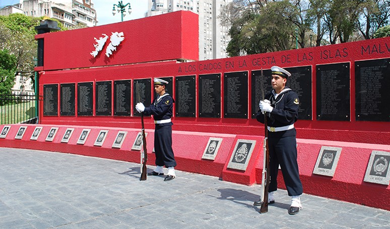 Regresando de la 6ta Brigada Aérea donde jóvenes pilotos de la FAA y de la ARA renuevan el compromiso de servir a la Patria. Profundo dolor y vergüenza por las expresiones agraviantes en un medio de comunicación social hacia nuestros VGM.