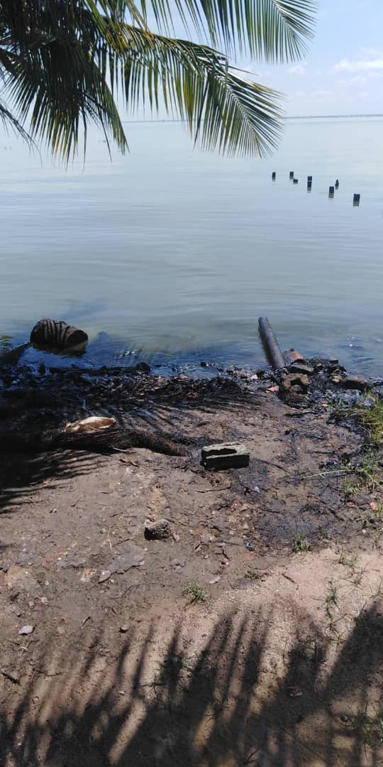 noticiacadadia's tweet image. En este momento derrames de petroleo en el lago de Maracaibo, el municipio Santa Rita y Cabimas #Zulia muy afectadas, imágenes dantescas d este crimen ecologico , hasta el momento no hay plan de contingencia d #PDVSA. @sumariumcom @AsiEsNoticiasVe @AsambleaVE @pjzulia @ExtraVzla