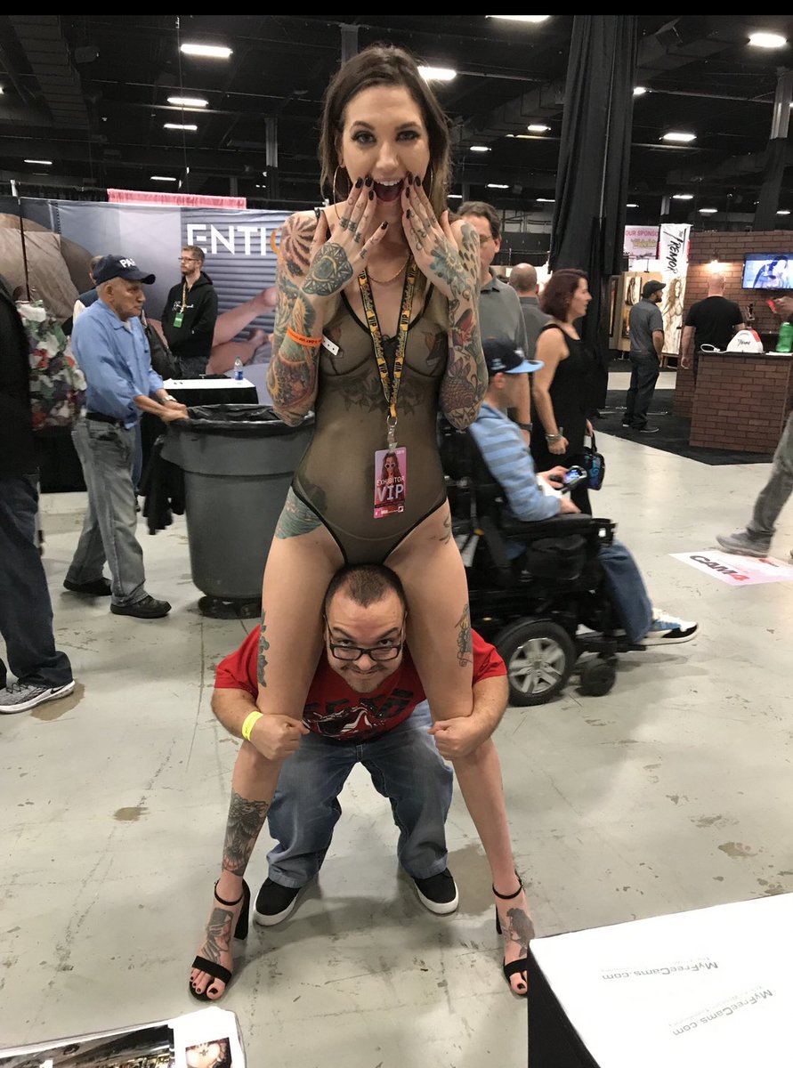 dloe420's tweet photo. #anotherthrowback best times @EXXXOTICA https://t.co/xeN4knzRWs