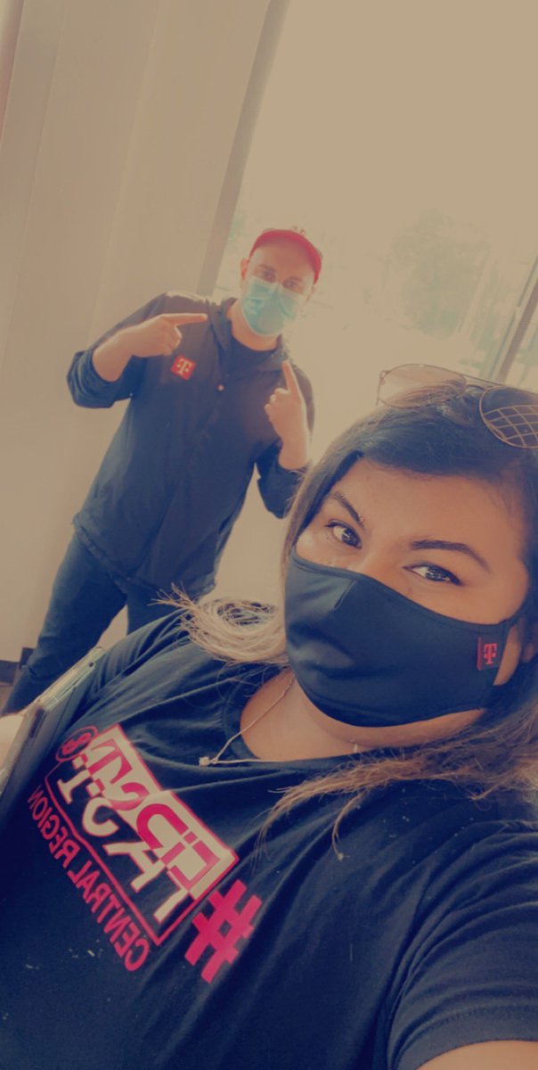 MagentaEsme's tweet photo. The best part of becoming the #newtmobile is the top talent ✖️2️⃣! Check meet @SeanFluehr &amp; our #LaVillita team at 2625 S Cicero Ave!  If you hurry, you can catch our truck squad #Beepbeep #RDMonDaMove #Standout @AngieSchassen @WinstonAwadzi @RJGomezIII @Carballo_Nick @MattHaven https://t.co/ObpuhGJ94o