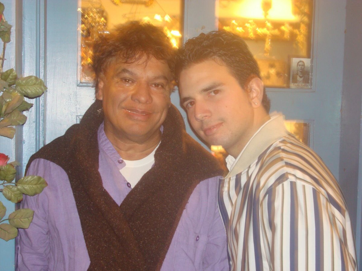 soyyosantaella's tweet photo. No importa que no esté yo: Alberto Aguilera. Siempre estará contigo Juan Gabriel a través de mis canciones. #JuanGabriel #JasDevael #Elconsentido #MiamigoJuan #eldivodejuarez https://t.co/ODvIp8e3ol