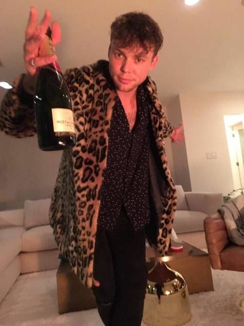 puddleofsnow's tweet image. Here's a pic of Ash for you wonderful people #BlueTeamGotNoShame #bluesos #StreamWildflower #5SOSBlueTeam