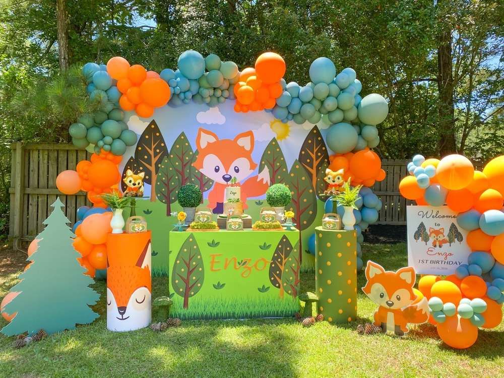 Catch My Party on X: Check out this cute fox-themed birthday party! The  cake is adorable!  #partyideas #woodlandparty #fox  #foxparty #boybirthdayparty  / X