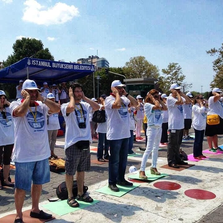 TurkKaracigerVk's tweet photo. Hepatite karşı bilgilendirme ve farkındalık için "Üç Maymun" etkinliği, 4 Sivil Toplum Örgütü işbirliği ile Taksim'de gerçekleştirilmişti. 
#tbt #hepatitb #hepatit #hepatitis #hepatitc #siroz #karaciger #liver #sağlık #saglik #hepatoloji #tkcv #türkkaraciğervakfı #haber #türkiye https://t.co/RnrjxtwhHF